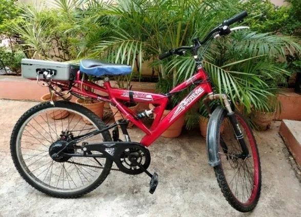Pedelec with battery and control
